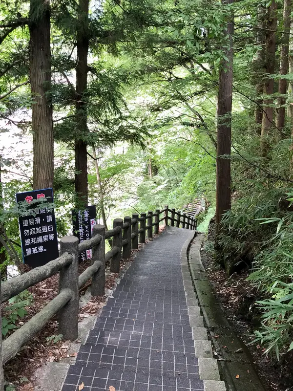 駐車場から滝へと続く階段