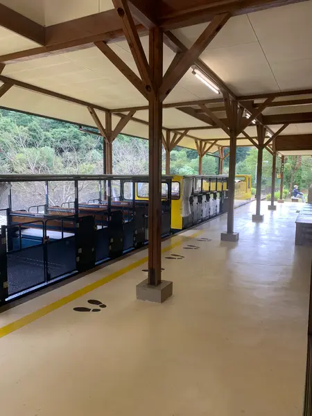 トロッコに乗って坑道へ