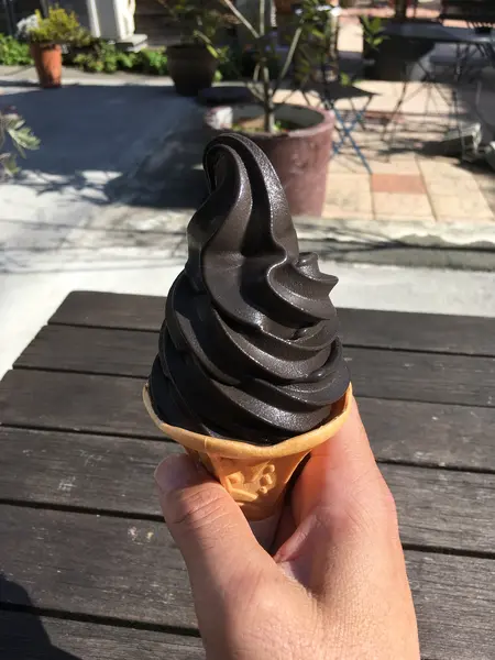 黒壁ソフトクリーム400円