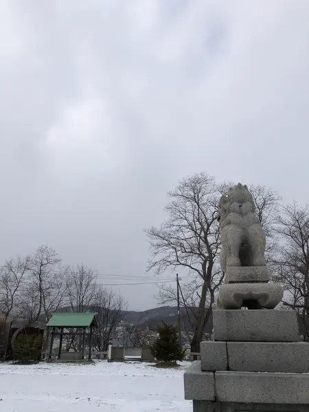 狛犬の後ろ姿