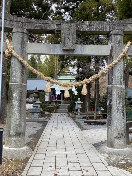 水源の隣に神社がぁります