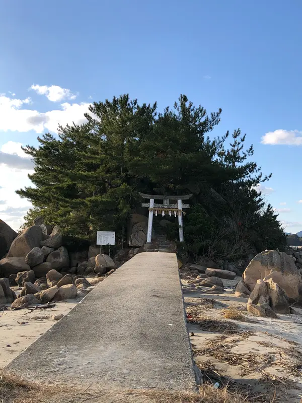 神社へ続く道