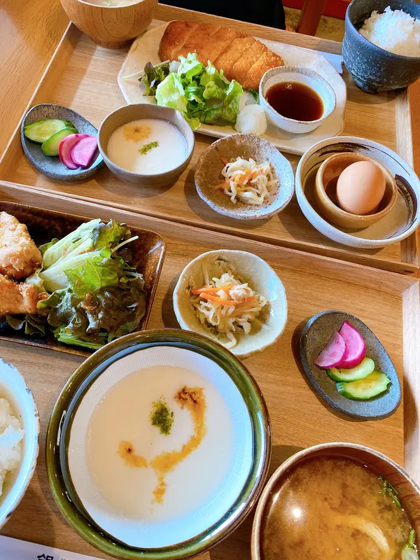 手間⇒とろろ定食 奥⇒チキンカツ定食