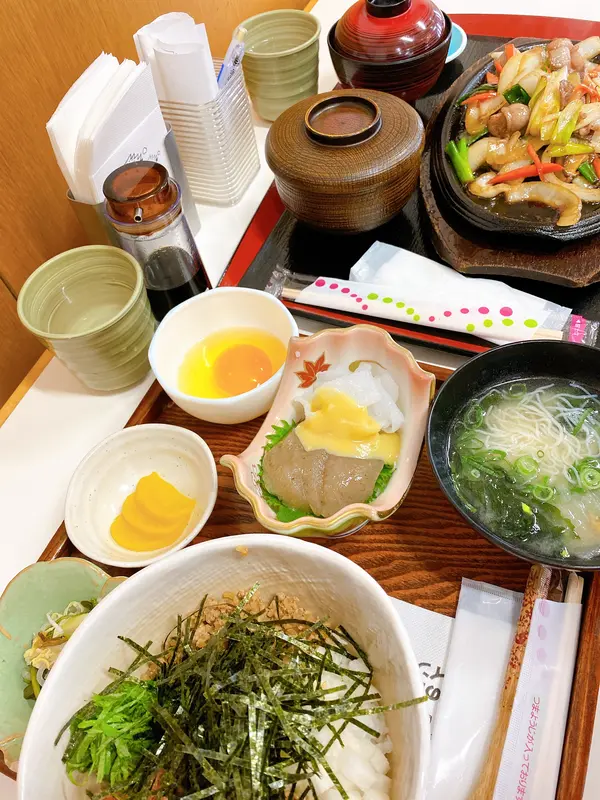 下→5色卵かけご飯定食 上→猪肉鉄板焼定食