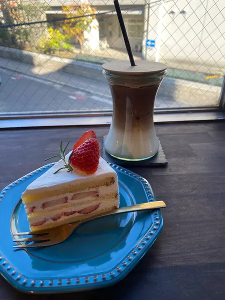 器まで可愛い！絶品のショートケーキ。