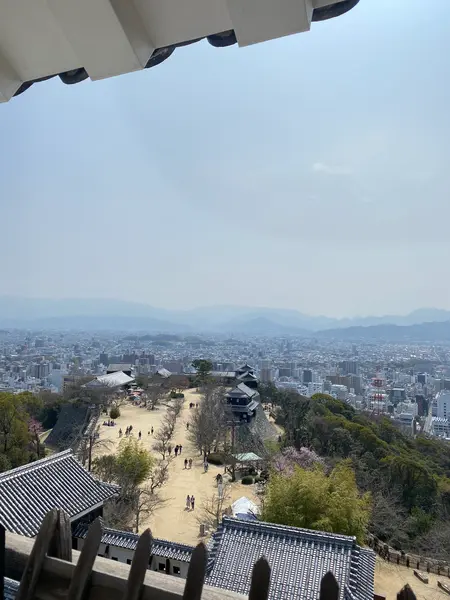 天守から松山の景色を一望