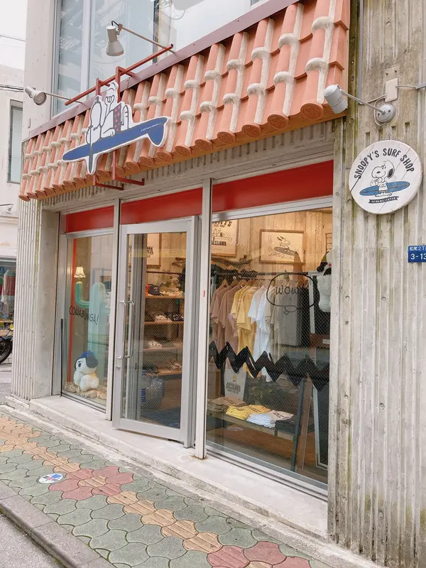 赤瓦にスヌーピーが沖縄店らしい！