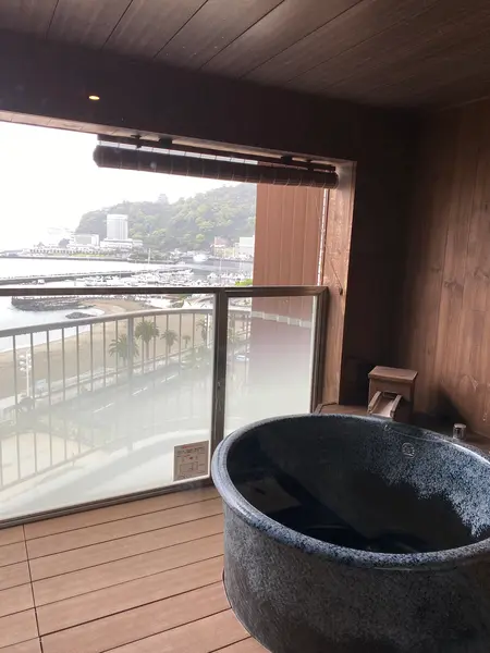 露天風呂とベランダ