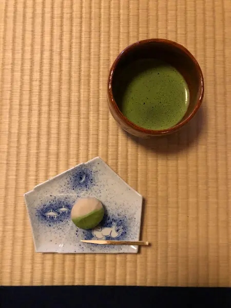 季節の和菓子と抹茶をいただく