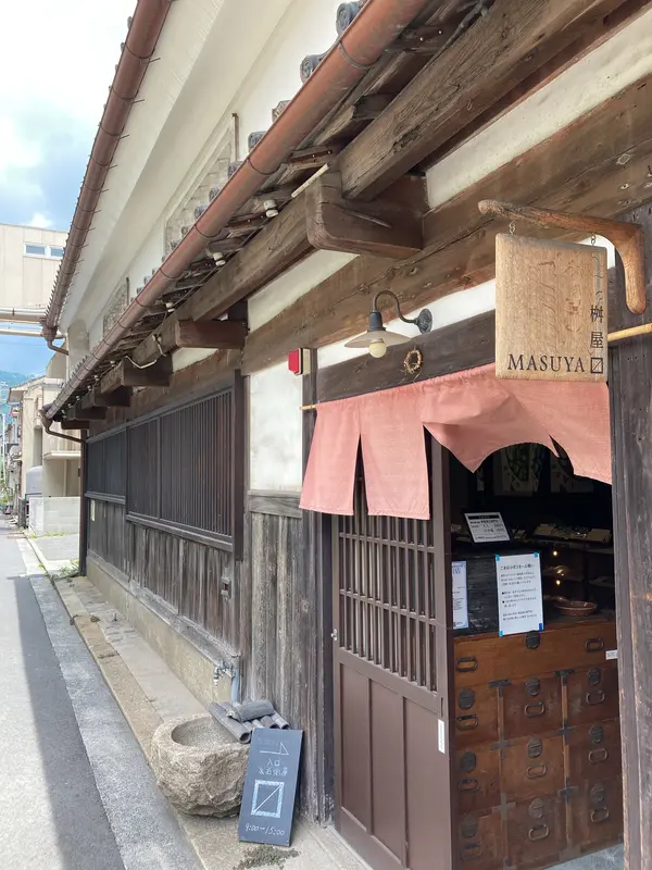 入口はおしゃれな古民家ギャラリー。