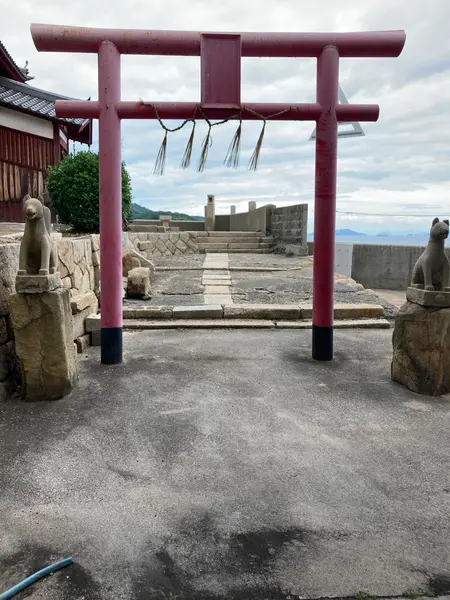 港近くに鳥居が…！