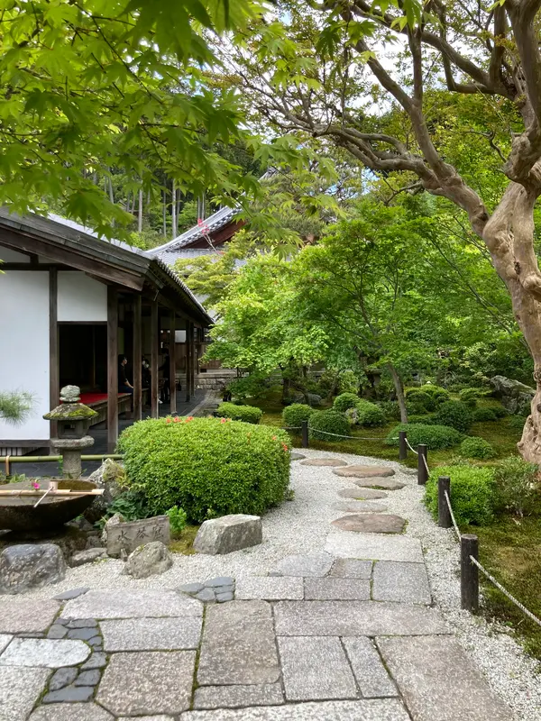 本堂へ続く小径