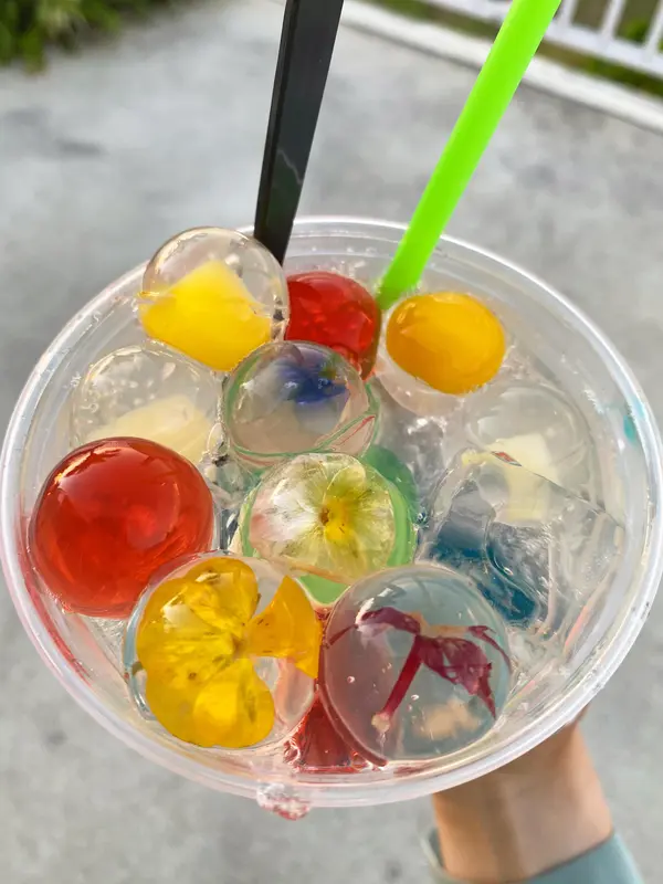 お花とフルーツが入ったビー玉ゼリーがとってもかわいいです😍