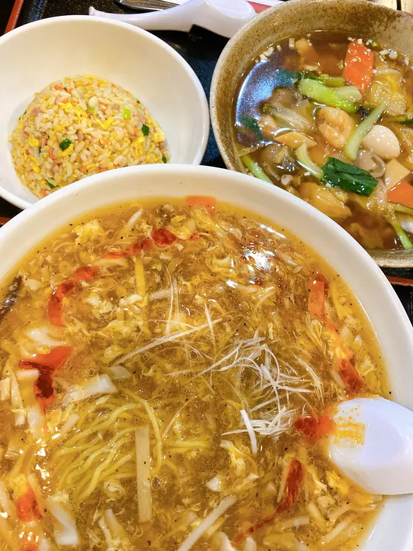上 五目ラーメン 下 酸辣湯麺