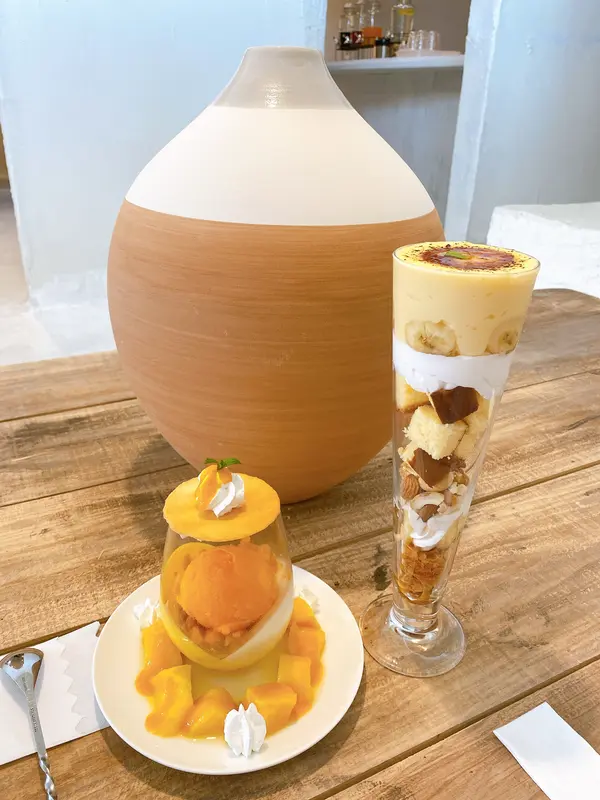 右 マンゴーパフェ左 クリームブリュレパフェ