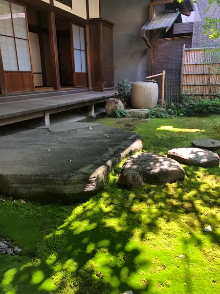 大きな一枚岩