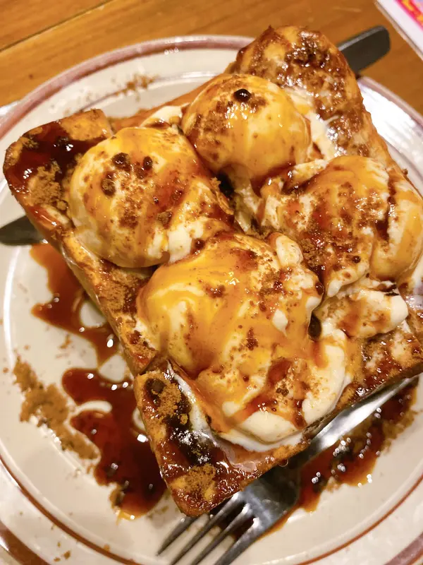 黒糖バニラアイス乗せハチミツトースト