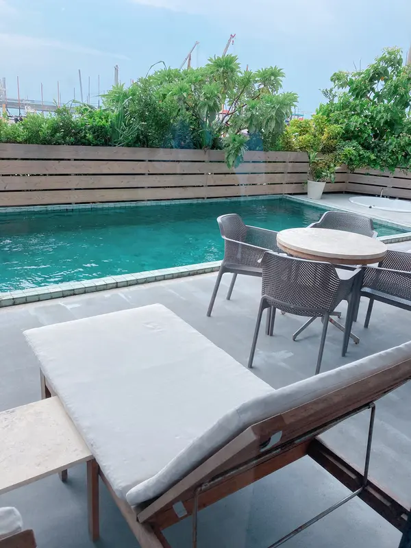 屋外プールとジャグジー