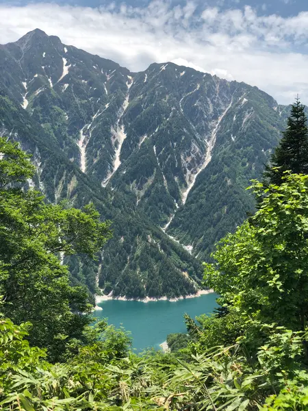 真下に黒部湖が見えます。