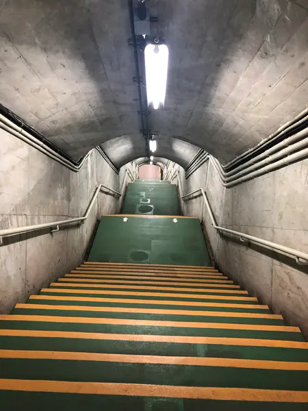 地中階段