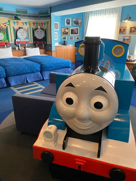 トーマスの横はソファになっています。