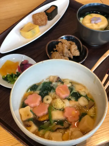 麩とゆばのあんかけどんぶり(税込1,045円)