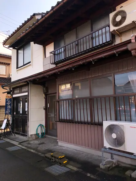 思わず通り過ぎてしまいそうな素朴な外観