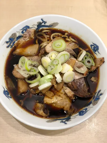ダシの旨味が香る少し濃い目の中華そば🍜