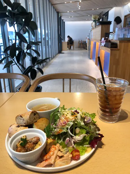 1階のカフェではオシャレなワンプレートランチがいただけます。