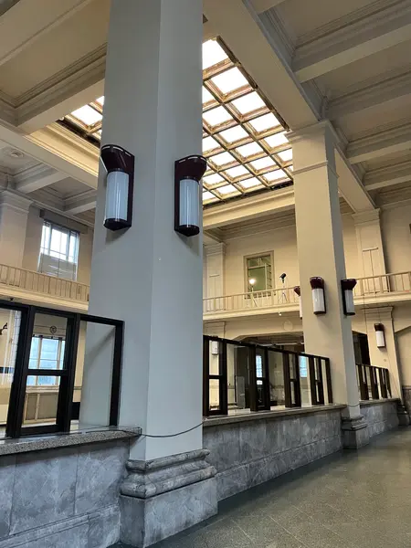 かつての賑わいを想わせる窓口