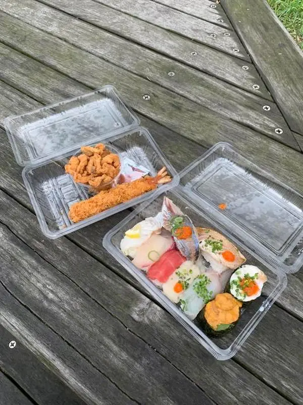 ふぐの白子天ぷら 300円／エビフライ 200円