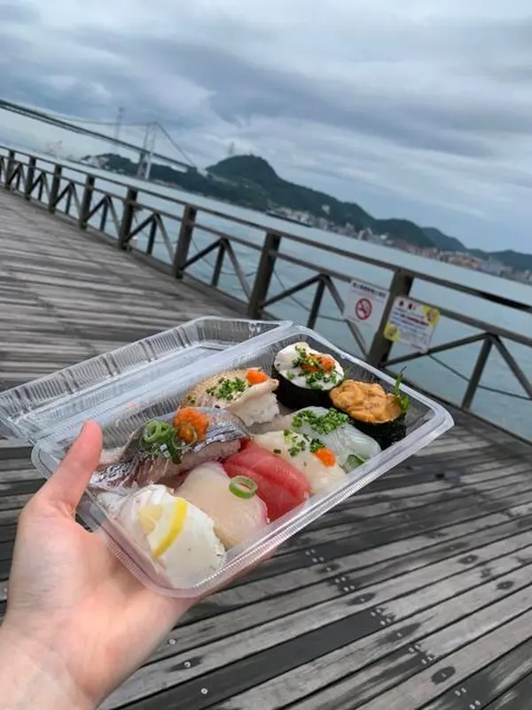 唐戸市場の目の前は関門海峡！