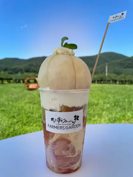 贅沢！朝採り桃のパフェ(税込1,188円)