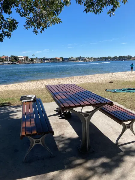 バッズビーチのベンチでコーヒーでもいかが