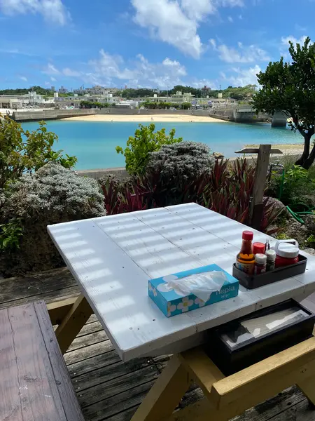 奥に見えるのは奥武島
