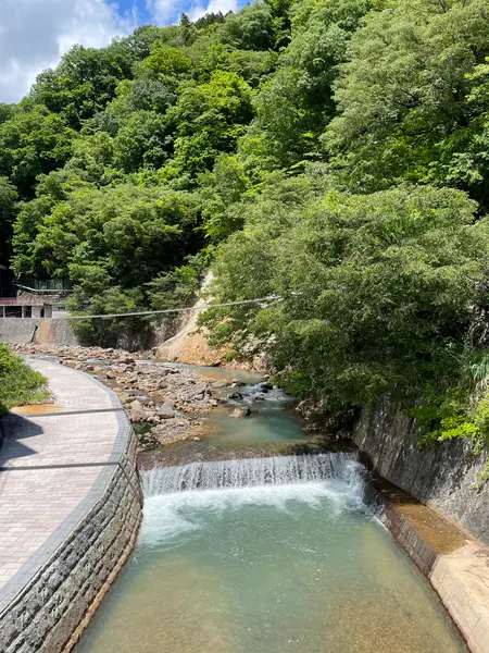 温泉街に流れる川