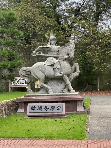 結城秀康の像