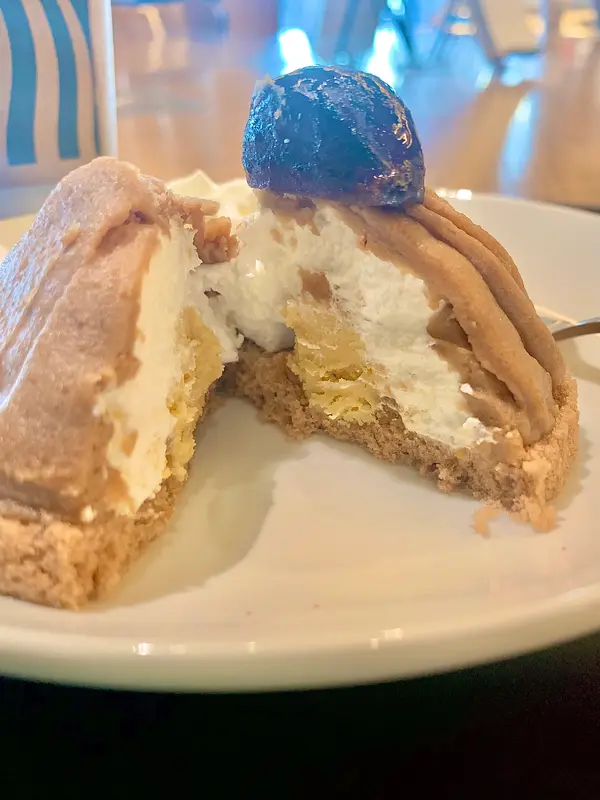 中央にはホイップと、キャラメルクリームとマロンクリーム