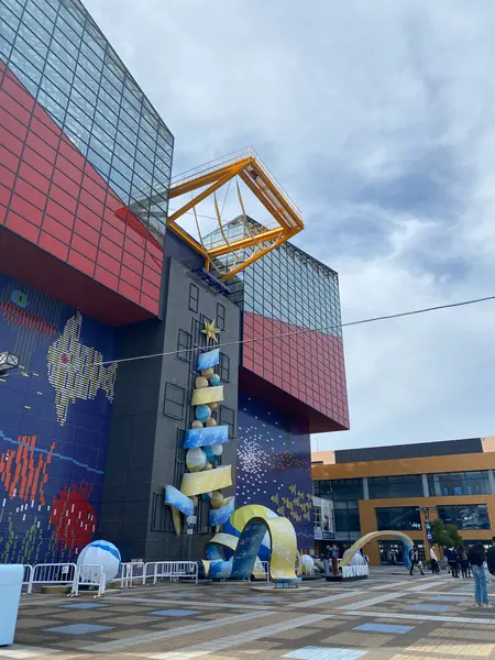 不思議な大きな建物！