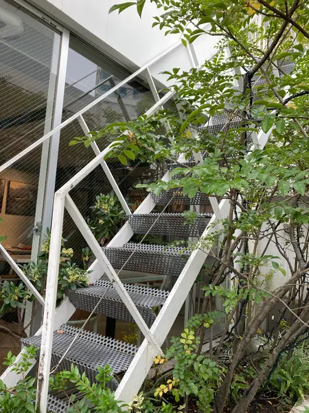 お店の前には屋上に上がる階段