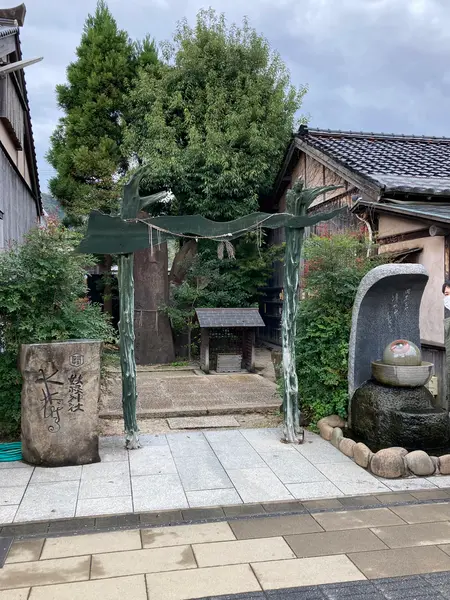 通りの途中には妖怪神社。