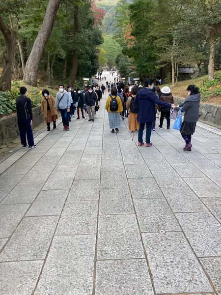 長い下り参道。