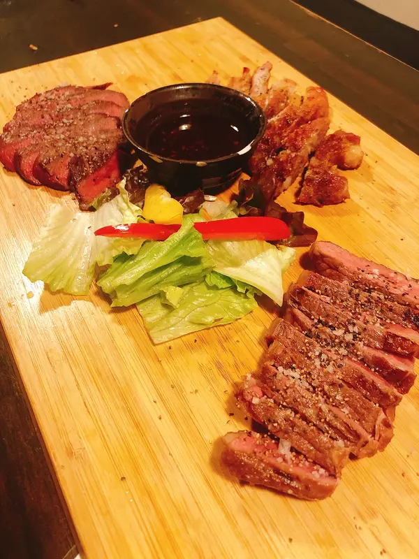 3種のステーキ盛り