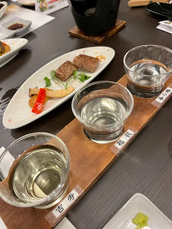 夕食　地産牛肉ステーキと地酒三種