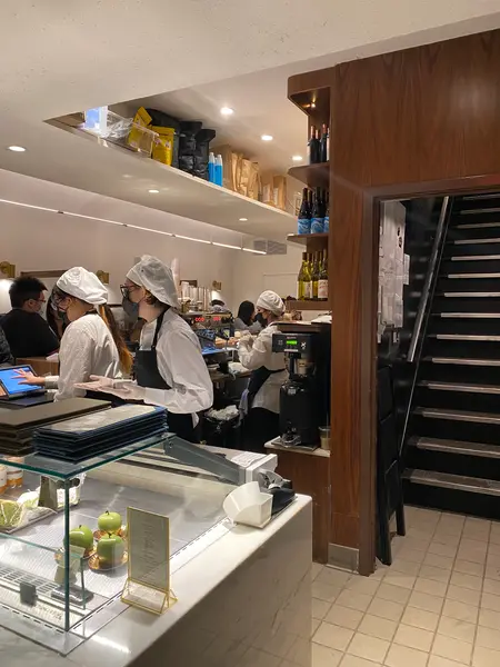 ショーウィンドウに並ぶケーキたち・・・