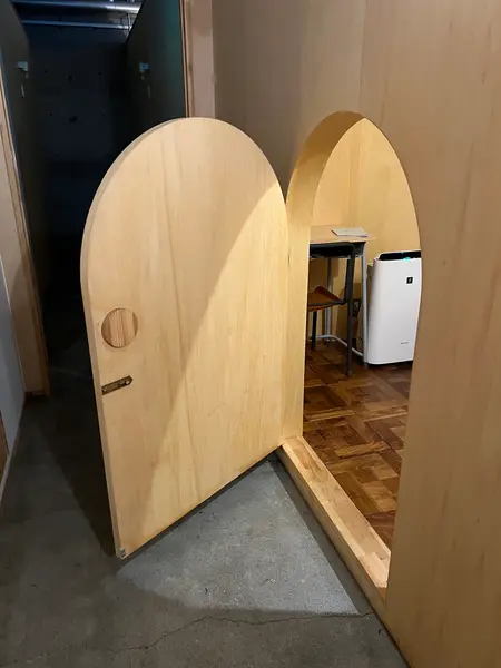 部屋の入り口はまるで秘密基地