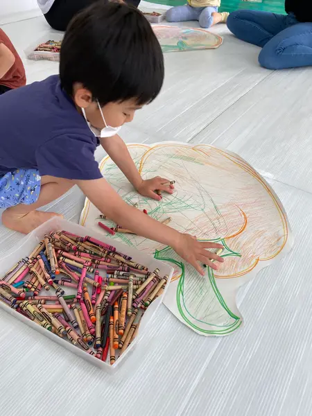 最初はクレヨンでぬりぬり🖍