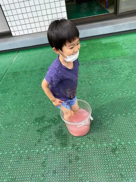 ペイントが終わった後は、ベランダに出てお湯で手足を洗いました☀️(天候によるみたいです。)