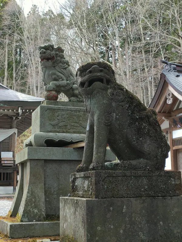 手前の狛犬が面白い