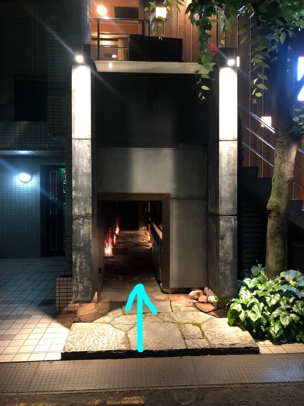 知らなければ通り過ぎてしまいそうな隠れ家チックなにじりぐち風の入口